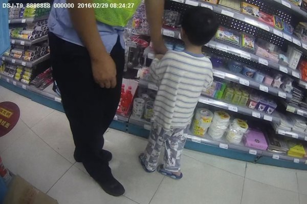4岁男童独自溜落发门迷途陨涕，浦东警辅买来新玩物哄他到派出所寻亲